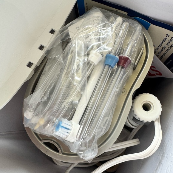 Waterpik Water Flosser Platinum w Xtras - Picture 2 of 8